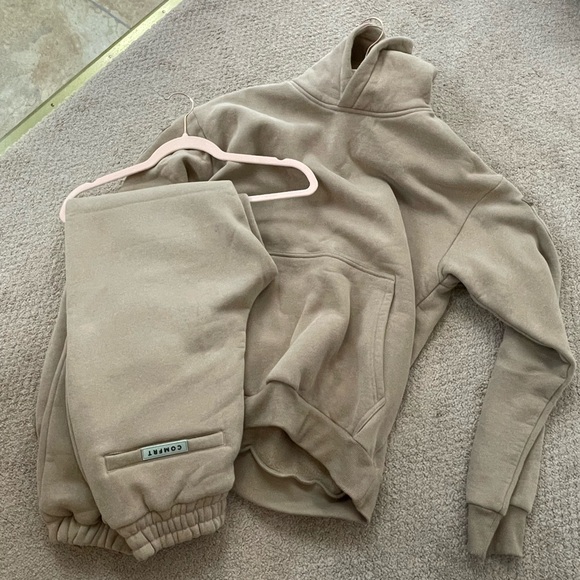 COMFRT Sweater (M) & Cuffed Sweatpants (S) in mocha brown color - Picture 7 of 11